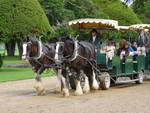 London  Schloß Hampton Court Der Schloßgarten mit Pferdewagen (GB).